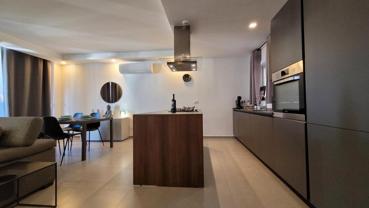 Apartamento Stylish - Modern - Large Terrace - 2 Bed - 200 M From Sea - Fully Air Con Bahía de San Pablo Exterior foto