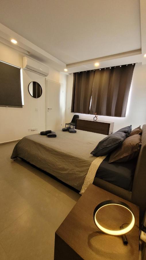 Apartamento Stylish - Modern - Large Terrace - 2 Bed - 200 M From Sea - Fully Air Con Bahía de San Pablo Exterior foto