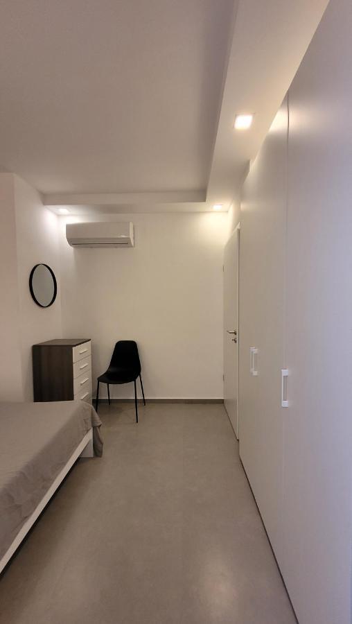 Apartamento Stylish - Modern - Large Terrace - 2 Bed - 200 M From Sea - Fully Air Con Bahía de San Pablo Exterior foto