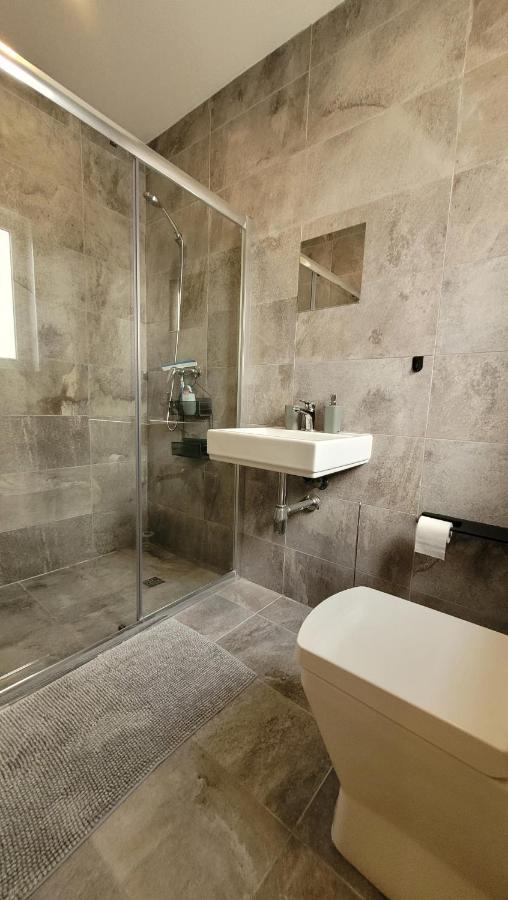 Apartamento Stylish - Modern - Large Terrace - 2 Bed - 200 M From Sea - Fully Air Con Bahía de San Pablo Exterior foto