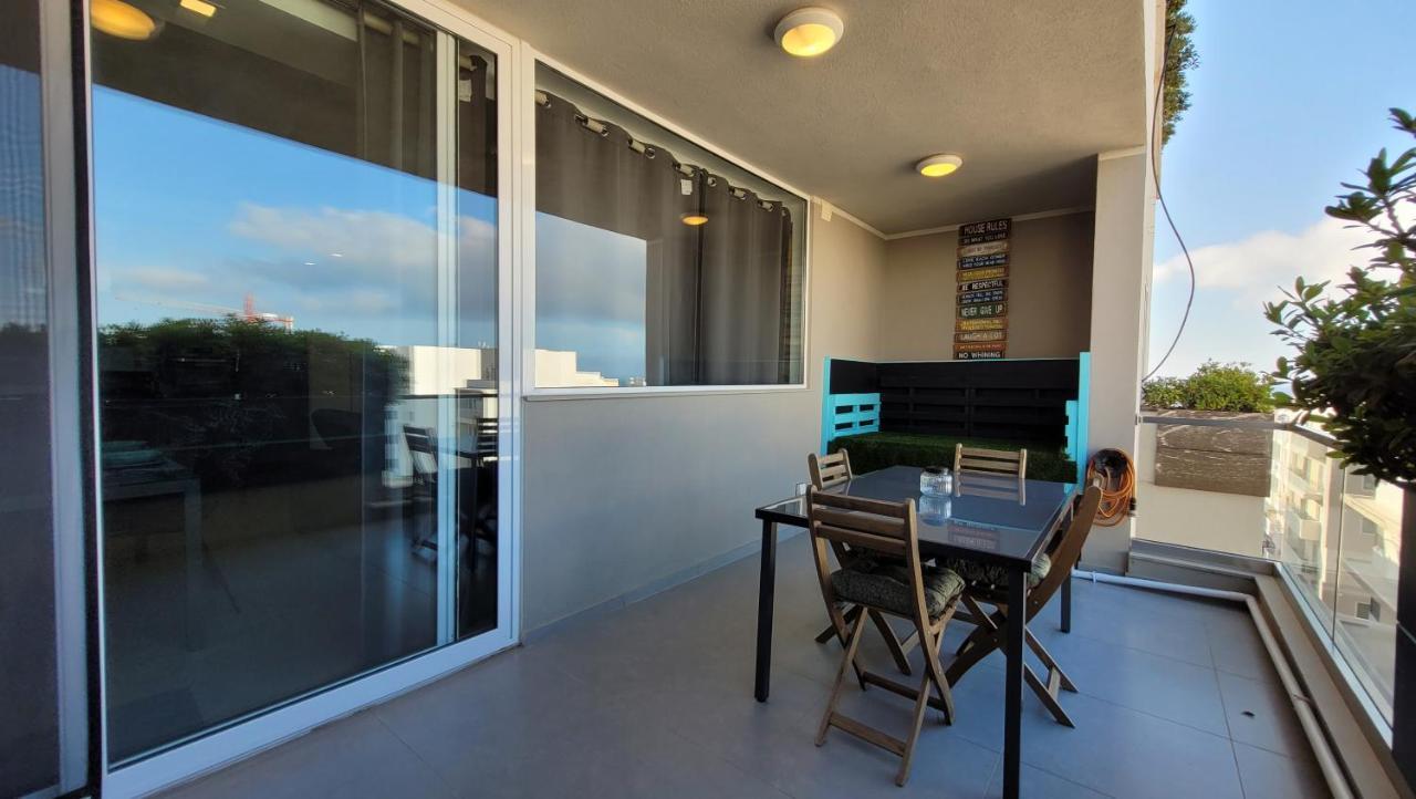 Apartamento Stylish - Modern - Large Terrace - 2 Bed - 200 M From Sea - Fully Air Con Bahía de San Pablo Exterior foto