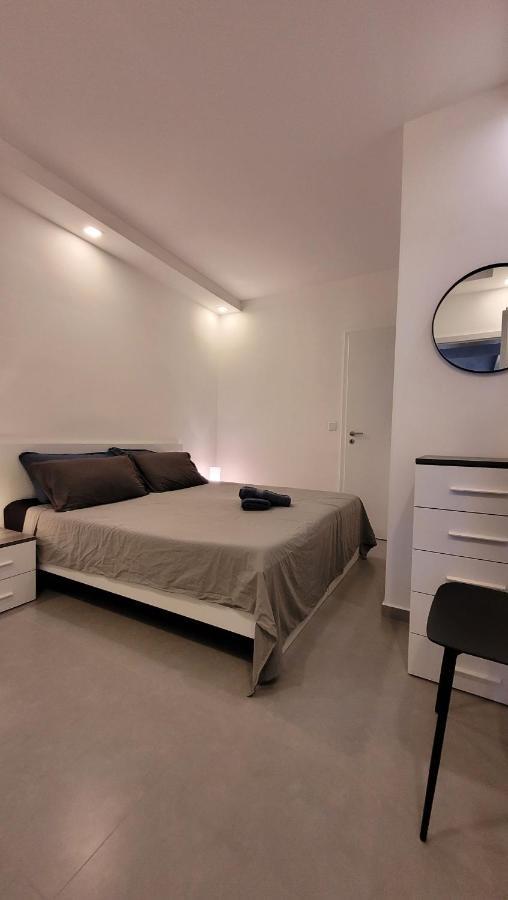 Apartamento Stylish - Modern - Large Terrace - 2 Bed - 200 M From Sea - Fully Air Con Bahía de San Pablo Exterior foto
