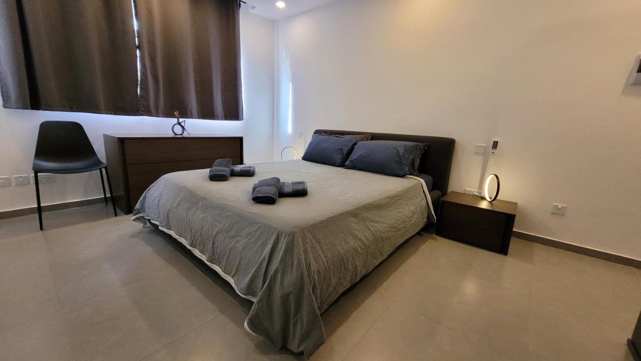 Apartamento Stylish - Modern - Large Terrace - 2 Bed - 200 M From Sea - Fully Air Con Bahía de San Pablo Exterior foto